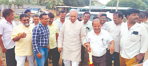 ವಿವಿಧ ಬೇಡಿಕೆಗಳ ಈಡೇರಿಸುವಂತೆ ಆಗ್ರಹಿಸಿ ನರಗುಂದ ತಾಲೂಕಿನ ಶಿಕ್ಷಕರು ವಿಧಾನ ಪರಿಷತ್ ಸಭಾಪತಿ ಬಸವರಾಜ ಹೊರಟ್ಟಿ ಅವರಿಗೆ ಪಟ್ಟಣದಲ್ಲಿ ಬುಧವಾರ ಮನವಿ ಸ್ಲಲಿಸಿದರು.