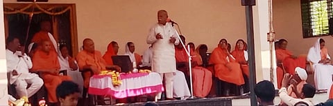 ಕನಕನಾಳ ಗ್ರಾಮದ ಔಜಗಿರಿ ಆಶ್ರಮದಲ್ಲಿ 5ನೇ ವರ್ಷದ ಸತ್ಸಂಗ ಮಹೋತ್ಸವ ಕಾರ್ಯಕ್ರಮದಲ್ಲಿ ಸಂಸದ ರಮೇಶ ಜಿಗಜಿಣಗಿ ಮಾತನಾಡಿದರು. ಅದೃಶ್ಯ ಕಾಡಸಿದ್ಧೇಶ್ವರ ಸ್ವಾಮೀಜಿ, ಗಿರೀಶಾನಂದ ಮಹಾರಾಜರು, ಮನ್ನಿಕೇರಿ ವಿಜಯಮಹಾಂತ ಸ್ವಾಮೀಜಿ, ಹನಮನಹಳ್ಳಿ ಶಿವಾನಂದ ಮಠದ ಶಿವಬಸವ ಸ್ವಾಮೀಜಿ, ಲಮಾಣಿಹಟ್ಟಿ ಯೋಗಾನಂದ ಸ್ವಾಮೀಜಿ, ನಿಪ್ಪಾಣಿಯ ಪ್ರಾಣಲಿಂಗ ಸ್ವಾಮೀಜಿ ಇತರರಿದ್ದರು.