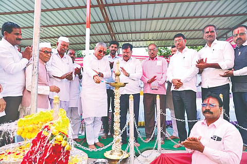 ಹೋರ್ತಿ ತಾಲೂಕಿನ ಝಳಕಿ ಗ್ರಾಮದ ಸರ್ಕಾರಿ ಹಿರಿಯ ಪ್ರಾಥಮಿಕ ಶಾಲೆಯಲ್ಲಿ ಶನಿವಾರ ಗುರು ಸ್ಪಂದನ ಕಾರ್ಯಕ್ರಮ ಉದ್ಘಾಟಿಸಿ ಶಾಸಕ ಯಶವಂತರಾಯಗೌಡ ಪಾಟೀಲ ಮಾತನಾಡಿದರು. ನಾಗಠಾಣ ಶಾಸಕ ವಿಠ್ಠಲ ಕಟಕದೊಂಡ, ಶಿಕ್ಷಣಾಽಕಾರಿ ಚಿದಾನಂದ ಕಟ್ಟಿಮನಿ, ಎ.ಎಸ್. ಸೊನ್ನಗಿ, ಎಸ್.ಎಸ್. ಪಾಟೀಲ, ಬಸವಂತ ಉಮರಾಣಿ ಇತರರಿದ್ದಾರೆ.