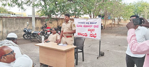 ಝಳಕಿ ಠಾಣೆಯಲ್ಲಿ ಬಕ್ರೀದ್ ಹಬ್ಬದ ನಿಮಿತ್ತ ನಡೆದ ಶಾಂತಿ ಪಾಲನೆ ಪೂರ್ವಭಾವಿ ಸಭೆಯಲ್ಲಿ ಝಳಕಿ ಪೊಲೀಸ್ ಠಾಣೆ ಪಿಎಸ್‌ಐ ಮಂಜುನಾಥ ತೀರಕನ್ನವರ ಮಾತನಾಡಿದರು. ರವಿಕುಮಾರ್ ಹೂಗಾರ, ಎಂ.ಎ-ï. ಬಿರಾದಾರ, ಶಂಭುಲಿಂಗ ಪೂಜಾರಿ, ಭೀಮರಾಯ ದೇವರ ಇತರರಿದ್ದರು.