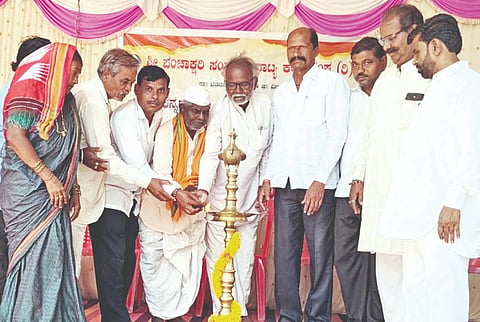 ಜೇವೂರ ಗ್ರಾಮದ ಹಠಯೋಗಿ ಶ್ರೀ ರೇವಣಸಿದ್ಧೇಶ್ವರ ದೇವಸ್ಥಾನದ ಆವರಣದಲ್ಲಿ ಹಮ್ಮಿಕೊಂಡಿದ್ದ ಜಾನಪದ ಸಾಂಸ್ಕೃತಿಕ ಕಾರ್ಯಕ್ರಮವನ್ನು ಗಣ್ಯರು ಉದ್ಘಾಟಿಸಿದರು. ಶರಣಪ್ಪ ಹತ್ತಿ, ಶಿವಾನಂದ ಬಿರಾದಾರ, ಲಿಂಗಮ್ಮ ಕಟ್ಟಿಮನಿ, ಬಸವರಾಜಗೌಡ ಪಾಟೀಲ, ಶ್ರೀಶೈಲ ಬಿರಾದಾರ ಇತರರಿದ್ದರು.