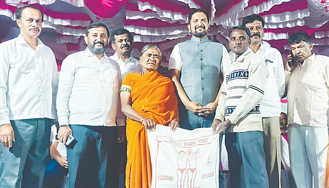 ಹೊಸಕೋಟೆ ತಾಲೂಕಿನ ಬ್ಯಾಲಹಳ್ಳಿಯಲ್ಲಿ ಹಾಲು ಉತ್ಪಾದಕರ ಸಂಘದ ನೂತನ ಕಟ್ಟಡವನ್ನು ಶಾಸಕ ಶರತ್​ ಬಚ್ಚೇಗೌಡ ಅವರು ಉದ್ಘಾಟಿಸಿ ರೈತರಿಗೆ ಪಶು ಆಹಾರ ವಿತರಿಸಿದರು. ರೈತರಿಗೆ ಉಚಿತವಾಗಿ ಹಾಲು ಸಂಗ್ರಹ ಕ್ಯಾನ್​ ಹಾಗೂ ಪಶು ಆಹಾರ ವಿತರಣೆ ಮಾಡಲಾಯಿತು. ಎಲ್​ ಆ್ಯಂಡ್​ ಟಿ ಮಂಜುನಾಥ್​ ಇದ್ದರು. 