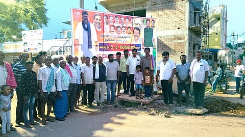 ಮುಖ್ಯಮಂತ್ರಿ ಡಿ.ಕೆ.ಶಿವಕುಮಾರ್​ ಅವರು ಪ್ರಮಾಣ ವಚನ ಸ್ವೀಕಾರ ಅಂಗವಾಗಿ ಹೊಸಕೋಟೆ ತಾಲೂಕಿನ ದೊಡ್ಡಕೋಲಿಗದಲ್ಲಿ ಅಭಿಮಾನಿಗಳು ಸಂಭ್ರಮಾಚರಣೆ ಮಾಡಿದರು. ಗ್ರಾಪಂ ಸದಸ್ಯ ಶಿವಕುಮಾರ್​, ಡೇರಿ ಅಧ್ಯಕ್ಷ ರಾಜಣ್ಣ, ರಮೇಶ್​ ಇತರರು ಇದ್ದರು. 