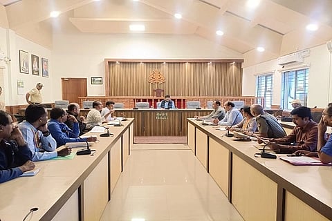ರಾಷ್ಟ್ರೀಯ ಹಾವು ಕಡಿತ ತಡೆಗಟ್ಟುವಿಕೆ ಮತ್ತು ನಿಯಂತ್ರಣ ಕಾರ್ಯಕ್ರಮದ ತ್ರೈಮಾಸಿಕ ಪರಿಶೀಲನಾ ಸಮಿತಿ ಸಭೆಯಲ್ಲಿ ವಿವಿಧ ಇಲಾಖೆಯ ಅಧಿಕಾರಿಗಳಿದ್ದರು.