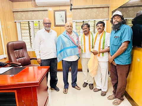ಬೆಂಗಳೂರಿನಲ್ಲಿ ಕಾಂಗ್ರೆಸ್​ ಸಮಿತಿ ತಮಿಳುನಾಡು ಉಸ್ತುವಾರಿ ಸೂರಜ್​ ಹೆಗ್ಡೆ ಅವರನ್ನು ಕೃಷ್ಣಗಿರಿ ಪಶ್ಚಿಮ ಜಿಲ್ಲಾಧ್ಯ ಹರೀಶ್​ಬಾಬು, ನಗರ ಅಧ್ಯ ಸಿ.ತ್ಯಾಗರಾಜನ್​, ಹೊಸೂರು ವಿಧಾನಸಭಾ ೇತ್ರದ ಉಸ್ತುವಾರಿ ಮೈಜಾ ಅಕ್ಬರ್​ ಮತ್ತು ಕೆಲಮಂಗಲಂ ಬ್ಲಾಕ್​ ಅಧ್ಯ ಸುಂದರ್​ ಭೇಟಿಯಾದರು.  