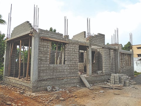 ವಸತಿ ಯೋಜನೆಯಡಿ ನಿರ್ಮಾಣ ಹಂತದಲ್ಲಿರುವ ಮನೆ.