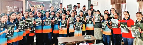 hpv awareness ಹುಬ್ಬಳ್ಳಿಯ ವಿಶ್ವೇಶ್ವರ ನಗರ ಶಾಲೆಯಲ್ಲಿ ಎಎಎಫ್ಎ ತಂಡದ ಸದಸ್ಯರು ಎಚ್​ಪಿವಿ ಲಸಿಕೆ ಬಗ್ಗೆ ಜಾಗೃತಿ ಮೂಡಿಸಿದರು.