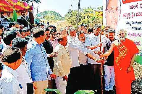 ಹರಿಹರ ತಾಲೂಕಿನ ಬೆಳ್ಳೂಡಿ ಗ್ರಾಮದಲ್ಲಿ ಶನಿವಾರ 5 ಕೋಟಿ ರೂ. ವೆಚ್ಚದ ರಸ್ತೆ ನಿರ್ಮಾಣ ಕಾಮಗಾರಿಗೆ ಲೋಕೋಪಯೋಗಿ ಸಚಿವ ಸತೀಶ್ ಜಾರಕಿಹೊಳಿ ಭೂಮಿಪೂಜೆ ನೆರವೇರಿಸಿದರು. ನಿರಂಜನಾನಂದಪುರಿ ಶ್ರೀ, ಮಾಜಿ ಶಾಸಕ ಎಸ್. ರಾಮಪ್ಪ, ನಂದಿಗಾವಿ ಶ್ರೀನಿವಾಸ್ ಇತರರಿದ್ದರು.