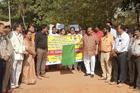 ಹರಿಹರ ನಗರದಲ್ಲಿ ಶನಿವಾರ ಹಮ್ಮಿಕೊಂಡಿದ್ದ ರಾಷ್ಟ್ರೀಯ ಪಲ್ಸ್ ಪೋಲಿಯೋ ಜಾಗೃತಿ ಜಾಥಾಕ್ಕೆ ಶಾಸಕ ಬಿ.ಪಿ. ಹರೀಶ್ ಹಸಿರು ನಿಶಾನೆ ತೋರಿಸುವ ಮೂಲಕ ಚಾಲನೆ ನೀಡಿದರು. ಗುರುಬಸವರಾಜ್, ಡಾ. ಅಬ್ದುಲ್ ಖಾದರ್, ಡಿ. ದುರುಗಪ್ಪ ಇದ್ದರು. Polio