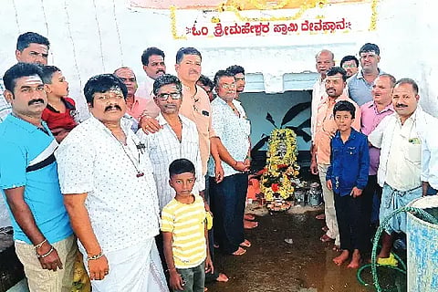 ಹರಿಹರ ನಗರದ ತುಂಗಭದ್ರಾ ನದಿಯ ತಟದಲ್ಲಿರುವ ಸಂಗಮೇಶ್ವರ ದೇವಸ್ಥಾನದಲ್ಲಿ ಮಂಗಳವಾರ ಮಹೇಶ್ವರ ಜಾತ್ರಾ ಮಹೋತ್ಸವ ಆಚರಿಸಲಾಯಿತು. ಟಿ.ಜೆ. ಮುರುಗೇಶಪ್ಪ, ಕೆ.ಇ. ಜಗದೀಶ್, ಜಿ.ಕೆ. ವೀರಣ್ಣ, ಗುಂಡಾ ಭಕ್ತ ಈರಣ್ಣ, ಮಲ್ಲಿಕಾರ್ಜುನ ಇತರರಿದ್ದರು. maheshwar fair