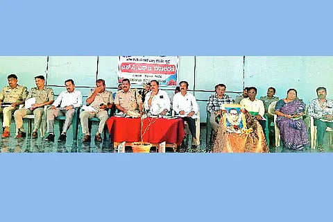 ಹರಿಹರದ  ಗುರುಭವನದಲ್ಲಿ ಗುರುವಾರ ಎಸ್ಸಿ-ಎಸ್ಟಿ ಕುಂದುಕೊರತೆ ಸಭೆ ಆಯೋಜಿಸಲಾಗಿತ್ತು. ಗ್ರಾಮಾಂತರ ಡಿವೈಎಸ್‌ಪಿ ಬಸವರಾಜ್ ಬಿ.ಎಸ್, ಬಿಇಒ ಡಿ. ದುರುಗಪ್ಪ, ಆರ್‌ಎಫ್ ದೇಸಾಯಿ, ಸುರೇಶ್ ಸಗರಿ ಇತರರಿದ್ದರು.Grievance meeting