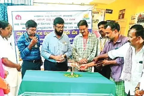 ಹರಿಹರ ತಾಲೂಕಿನ ಹೊಳೆಸಿರಿಗೆರೆ ಪ್ರಾಥಮಿಕ ಆರೋಗ್ಯ ಕೇಂದ್ರದಲ್ಲಿ ಶುಕ್ರವಾರ ರಾಷ್ಟ್ರೀಯ ಡೆಂಘೆ ದಿನಾಚರಣೆ ಜರುಗಿತು. ಡಾ.ಅಬ್ದುಲ್ ಖಾದರ್, ಡಾ.ಚೇತನ್, ಎಂ.ಉಮ್ಮಣ್ಣ ಇದ್ದರು. Dengue