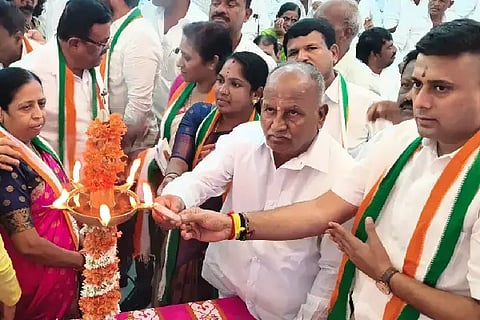 democracy ಹೊಸದುರ್ಗದ ಶ್ರೀ ಸಿದ್ದರಾಮೇಶ್ವರ ಸಭಾಭವನದಲ್ಲಿ ಮಂಗಳವಾರ ಬ್ಲಾಕ್ ಕಾಂಗ್ರೆಸ್ ಸಮಿತಿ ಆಯೋಜಿಸಿದ್ದ ಮತಪಟ್ಟಿ ಪರಿಷ್ಕರಣೆ ಮಾಹಿತಿ ಸಭೆಯನ್ನು ಶಾಸಕ ಬಿ.ಜಿ. ಗೋವಿಂದಪ್ಪ ಉದ್ಘಾಟಿಸಿದರು.