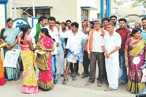 fraud ಹೊಸದುರ್ಗದಲ್ಲಿ ಪಿಎಂಇಜಿಪಿ ಯೋಜನೆ ಅಡಿಯಲ್ಲಿ ಸಾಲ ಕೊಡಿಸುವುದಾಗಿ ವಂಚಿಸಿ ಹಣ ವಸೂಲಿ ಮಾಡಿದ ವಂಚಕರ ವಿರುದ್ಧ ಪೊಲೀಸ್ ಠಾಣೆಗೆ ಶುಕ್ರವಾರ ದೂರು ನೀಡಲು ಬಂದ ಸಾರ್ವಜನಿಕರು.