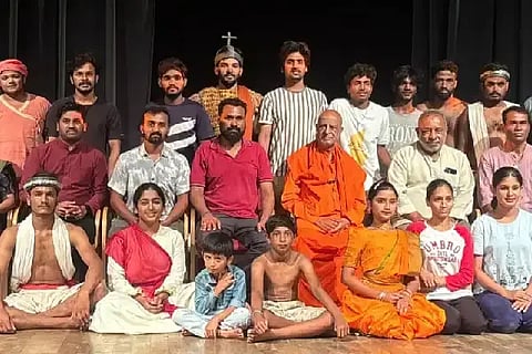 ಸಾಣೇಹಳ್ಳಿಯಲ್ಲಿ ಬುಧವಾರ ಆಯೋಜಿಸಿದ್ದ 20 ದಿನಗಳ ಯುವಜನ ರಂಗತರಬೇತಿ ಶಿಬಿರ ಹಾಗೂ ಅಮ್ಮತಾಯಿ ನಾಟಕ ಪ್ರದರ್ಶನ ಕಾರ್ಯಕ್ರಮದಲ್ಲಿ ಶ್ರೀ ಪಂಡಿತಾರಾಧ್ಯ ಶಿವಾಚಾರ್ಯ ಸ್ವಾಮೀಜಿ ಮಾತನಾಡಿದರು. ನಾಟಕ ಅಕಾಡೆಮಿ ಅಧ್ಯಕ್ಷ ನಾಗರಾಜ ಮೂರ್ತಿ , ಸದಸ್ಯ ಲವಕುಮಾರ, ವೆಂಕಟೇಶ ಇತರರಿದ್ದರು.