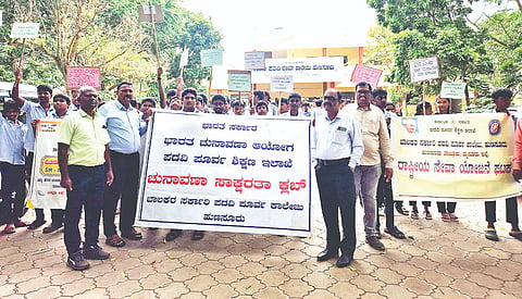 ಹುಣಸೂರು ನಗರದ ಸರ್ಕಾರಿ ಬಾಲಕರ ಪದವಿಪೂರ್ವ ಕಾಲೇಜಿನಲ್ಲಿ ಆಯೋಜಿಸಿದ್ದ ಎಸ್‌ಐಆರ್ ಅರಿವು ಜಾಥಾಕ್ಕೆ ತಾಪಂ ಇಒ ಕೆ.ಹೊಂಗಯ್ಯ ಚಾಲನೆ ನೀಡಿದರು. ಪ್ರಾಂಶುಪಾಲೆ ಎನ್.ಬಿ.ಸುಧಾಮಣಿ, ಉಪನ್ಯಾಸಕರಾದ ಧರಣೇಂದ್ರ, ಧರ್ಮೇಗೌಡ, ತಾಪಂ ಸಿಬ್ಬಂದಿ ಪುಷ್ಪಾವತಿ, ಕಲ್ಪನಾ ಇತರರಿದ್ದರು.
