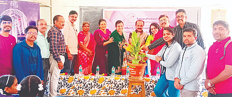 ಹುಣಸೂರಿನ ಬಾಲಕಿಯರ ಫ್ರೌಢಶಾಲೆಯಲ್ಲಿ ಶ್ರೀಗಂಧ ಫೌಂಡೇಶನ್ ವತಿಯಿಂದ ಆಯೋಜಿಸಿದ್ದ ಆರೋಗ್ಯ ಜಾಗೃತಿ ಕಾರ್ಯಕ್ರಮವನ್ನು ಬಿಇಒ ಮಹದೇವ್ ಉದ್ಘಾಟಿಸಿದರು. ರೇಖಾ ಶಶಿಧರ್, ಬಿಇಒ ಮಹದೇವ್ ಇತರರು ಇದ್ದರು.