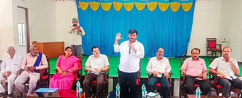 .ಹುಣಸೂರಿನಲ್ಲಿ ಬಾಬು ಜಗಜೀವನರಾಂ ಜಯಂತಿ ಅಂಗವಾಗಿ ಆಯೋಜಿಸಿದ್ದ ಪೂರ್ವಭಾವಿ ಸಭೆಯಲ್ಲಿ ಶಾಸಕ ಹರೀಶ್‌ಗೌಡ ಮಾತನಾಡಿದರು. ನಿಂಗರಾಜ ಮಲ್ಲಾಡಿ, ಜೆ.ಮಂಜುನಾಥ್, ಕೆ.ಹೊಂಗಯ್ಯ, ಎಂ.ಬಿ.ಸುರೇಂದ್ರ, ಬಸವಲಿಂಗಯ್ಯ ಇತರರಿದ್ದಾರೆ.