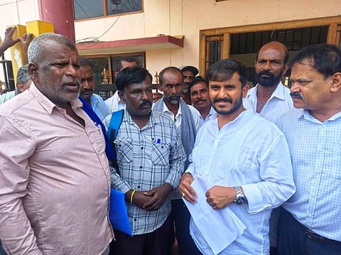 ಹುಣಸೂರು ನಗರದ ಅಂಬೇಡ್ಕರ್ ಭವನದಲ್ಲಿ ಕ್ಯಾನ್ಸರ್ ಪೀಡಿತ ದಲಿತ ಮಹಿಳೆಯ ಚಿಕಿತ್ಸೆಗೆ ಅಗತ್ಯ ಆರ್ಥಿಕ ಸಹಾಯವನ್ನು  ಶಾಸಕ ಜಿ.ಡಿ.ಹರೀಶ್‌ಗೌಡ ನೀಡಿದರು. ನಿಂಗರಾಜ ಮಲ್ಲಾಡಿ, ಕುಮಾರ ಇತರರಿದ್ದರು.