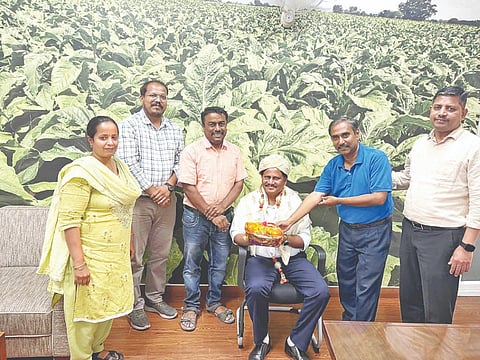 ಐಟಿಸಿ ಕಂಪನಿಯ ನಿವೃತ್ತ ಅಧಿಕಾರಿ ಶ್ರೀನಿವಾಸ ರೆಡ್ಡಿರನ್ನು ಎನ್‌ಐಆರ್‌ಸಿಎ ವತಿಯಿಂದ ಸನ್ಮಾನಿಸಲಾಯಿತು. ಡಾ.ಎಸ್.ರಾಮಕೃಷ್ಣನ್, ಡಾ.ನಂದ, ಪ್ರವೀಣ್ ಇತರರಿದ್ದರು.