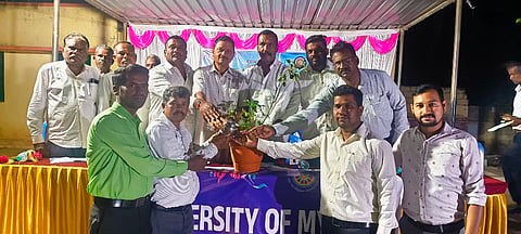 ಹುಣಸೂರು ತಾಲೂಕು ವಿನೋಬಾ ಕಾಲನಿಯಲ್ಲಿ ವಿಎಸ್‌ಎಸ್ ಪ್ರಥಮ ದರ್ಜೆ ಕಾಲೇಜಿನಿಂದ ಆಯೋಜಿಸಿದ್ದ ಎನ್‌ಎಸ್‌ಎಸ್ ಶಿಬಿರವನ್ನು ಗಣ್ಯರು ಉದ್ಘಾಟಿಸಿದರು. ರಾಮಯ್ಯ, ವಿ.ಗಣೇಶ್, ಶಿವಕುಮಾರ್, ಚಿನ್ನವೀರಯ್ಯ, ಸುಧಾಕರ್, ವಿ.ಗಣೇಶ್ ಇದ್ದರು.