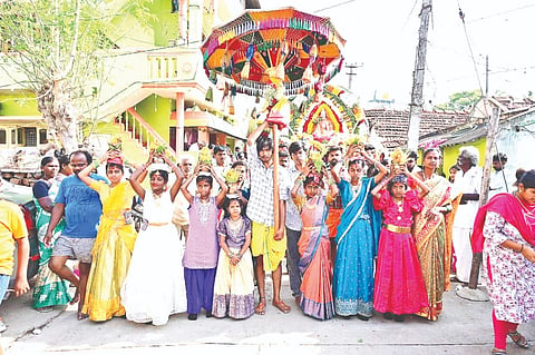  ಹುಣಸೂರಿನ ಶಿವಜ್ಯೋತಿ ನಗರ ಬಡಾವಣೆಯ ಶ್ರೀ ರಾಕಸಮ್ಮ ದೇವಾಲಯದ ಪೂಜಾ ಮಹೋತ್ಸವದ ಅಂಗವಾಗಿ ವಿಜೃಂಭಣೆಯಿಂದ ದೇವರ ಉತ್ಸವ ನಡೆಯಿತು.