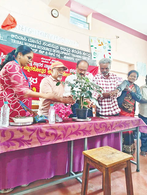ಹುಣಸೂರು ನಗರದ ಡೀಡ್ ಸಂಸ್ಥೆಯಲ್ಲಿ ಆಯೋಜಿಸಿದ್ದ ಕಾರ್ಯಕ್ರಮವನ್ನು ಗಣ್ಯರು ಉದ್ಘಾಟಿಸಿದರು. ನಿವೃತ್ತ ಪ್ರಾಂಶುಪಾಲ ಪ್ರೊ.ಎಚ್.ಆರ್.ಸಿದ್ದೇಗೌಡ, ಡಾ.ಎಸ್.ಶ್ರೀಕಾಂತ್, ಹರ್ಷ, ಲಕ್ಷ್ಮೀ ಇತರರಿದ್ದರು.