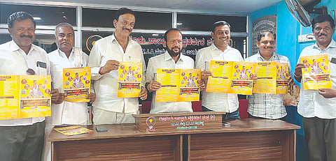  ಹುಣಸೂರು ತಾಲೂಕು ವೀರಶೈವ ಲಿಂಗಾಯತ ಮಹಾಸಭಾ ವತಿಯಿಂದ ಬಸವಜಯಂತಿ ಹಾಗೂ ಮಾದಳ್ಳಿ ಮಠದ ಬಸವ ಮಹಾದ್ವಾರ ಕಾರ್ಯಕ್ರಮದ ಆಹ್ವಾನ ಪತ್ರಿಕೆಯನ್ನು ಗಣ್ಯರು ಬಿಡುಗಡೆಗೊಳಿಸಿದರು. ಹಂದನಹಳ್ಳಿ ಸೋಮಶೇಖರ್, ಡಾ.ವೃಷಭೇಂದ್ರಸ್ವಾಮಿ, ಪುಟ್ಟಲಿಂಗಪ್ಪ, ರಮೇಶ್‌ಕುಮಾರ್, ಭಾಗ್ಯಕುಮಾರ್ ಇತರರಿದ್ದಾರೆ.