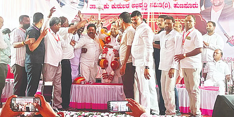 ಹುಣಸೂರು ನಗರದ ಕನಕ ಭವನದಲ್ಲಿ ತಾಲೂಕು ಕುರುಬರ ಅಭಿವೃದ್ಧಿ ಸಮಿತಿ ವತಿಯಿಂದ ಮುಖ್ಯಮಂತ್ರಿ ಸಿದ್ದರಾಮಯ್ಯರಿಗೆ ಬೆಳ್ಳಿಗದೆ ನೀಡಿ ಗೌರವಿಸಲಾಯಿತು. ಮಾಜಿ ಶಾಸಕ ಎಚ್.ಪಿ.ಮಂಜುನಾಥ್, ವಾಸೇಗೌಡ, ಜಯರಾಂ, ಡಿ.ಕೆ.ಕುನ್ನೇಗೌಡ ಇದ್ದರು.