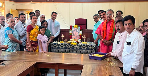 ಹುಣಸೂರು ಉಪವಿಭಾಗಾಧಿಕಾರಿ ಕಚೇರಿ ಸಭಾಂಗಣದಲ್ಲಿ ಆಯೋಜಿಸಿದ್ದ ಶಂಕರ ಜಯಂತಿ ಸಮಾರಂಭದಲ್ಲಿ ಗಣ್ಯರು ಶ್ರೀ ಶಂಕರರ ಭಾವಚಿತ್ರಕ್ಕೆ ಪುಷ್ಪನಮನ ಸಲ್ಲಿಸಿದರು. ತಹಸೀಲ್ದಾರ್ ಜೆ.ಮಂಜುನಾಥ್, ಬಾಸ್ಕರ್‌ಭಟ್, ರಾಧಾಕೃಷ್ಣ, ಸತ್ಯವತಿ, ಕಮಲಮ್ಮ ಇತರರಿದ್ದರು.