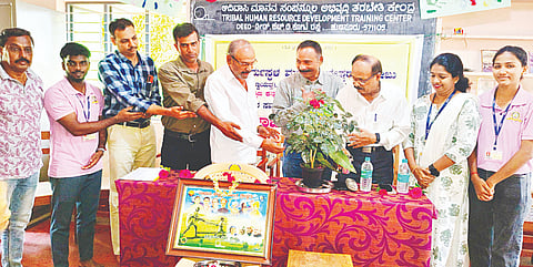 ಹುಣಸೂರು ನಗರದ ಡೀಡ್ ಸಂಸ್ಥೆಯಲ್ಲಿ ಆಯೋಜಿಸಿದ್ದ ಕಾರ್ಯಕ್ರಮವನ್ನು ನಿವೃತ್ತ ಪ್ರಾಂಶುಪಾಲ ಪ್ರೊ.ಎಚ್.ಆರ್.ಸಿದ್ದೇಗೌಡ ಉದ್ಘಾಟಿಸಿದರು. ಪರಶುರಾಮ್, ಬಾಲಕೃಷ್ಣ, ಶ್ರೀಕಂಠ, ಡಾ.ಎಸ್.ಶ್ರೀಕಾಂತ್ ಇತರರಿದ್ದರು.