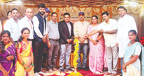 ಹುಣಸೂರು ನಗರದ ಡಿ.ದೇವರಾಜ ಅರಸು ಸರ್ಕಾರಿ ಪ್ರಥಮ ದರ್ಜೆ ಕಾಲೇಜಿನಲ್ಲಿ ಆಯೋಜಿಸಿದ್ದ ಕಾರ್ಯಕ್ರಮವನ್ನು ಚಿತ್ರ ಸಾಹಿತಿ ಕವಿರಾಜ್ ಉದ್ಘಾಟಿಸಿದರು. ಪ್ರಾಂಶುಪಾಲ ಡಾ.ಬಿ.ಸಿ.ಸುರೇಶ್, ಧರ್ಮಾಪುರ ನಾರಾಯಣ್, ಆರ್.ಕುಮಾರ್, ಡಾ.ಬಸವರಾಜ ಇದ್ದರು.