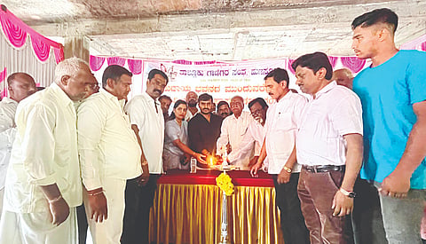 : ಹುಣಸೂರು ನಗರದ ಗಾಣಿಗ ಸಮುದಾಯ ಭವನದ ಮುಂದುವರೆದ ಕಾಮಗಾರಿಗೆ ಶಾಸಕ ಜಿ.ಡಿ.ಹರೀಶ್‌ಗೌಡ ಚಾಲನೆ ನೀಡಿದರು. ನಸ್ಯ ಬಾಬು, ಪುರಿಭಟ್ಟಿ ಶಿವಣ್ಣ, ಎಂ.ಮಾನಸ, ಎಸ್.ಶರವಣ, ಇಂಟೆಕ್ ರಾಜು ಇತರರಿದ್ದಾರೆ.