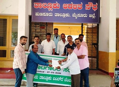 ಹುಣಸೂರು ತಾಲೂಕು ಕೃಷಿ ಪರಿಕರಗಳ ಮಾರಾಟಗಾರರ ಸಂಘದ ವತಿಯಿಂದ ವಿವಿಧ ಬೇಡಿಕೆಗಳ ಈಡೇರಿಕೆಗೆ ಆಗ್ರಹಿಸಿ  ತಾಲೂಕು ಆಡಳಿತಕ್ಕೆ ಪ್ರತಿಭಟನಾಕಾರರು ಮನವಿ ಸಲ್ಲಿಸಿದರು. ರಾಜಶೇಖರ್, ಗಿರೀಶ್, ನಟೇಶ್ ಇತರದ್ದರು.