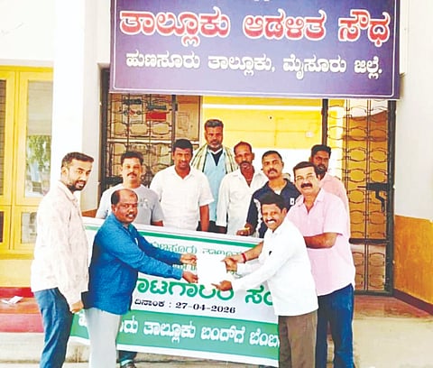  ಹುಣಸೂರು ತಾಲೂಕು ಕೃಷಿ ಪರಿಕರಗಳ ಮಾರಾಟಗಾರರ ಸಂಘದ ವತಿಯಿಂದ ವಿವಿಧ ಬೇಡಿಕೆಗಳ ಈಡೇರಿಕೆಗೆ ಆಗ್ರಹಿಸಿ  ತಾಲೂಕು ಆಡಳಿತಕ್ಕೆ ಪ್ರತಿಭಟನಾಕಾರರು ಮನವಿ ಸಲ್ಲಿಸಿದರು. ರಾಜಶೇಖರ್, ಗಿರೀಶ್, ನಟೇಶ್ ಇತರದ್ದರು.