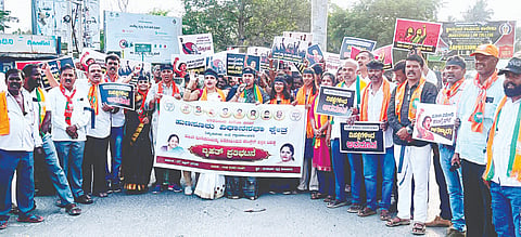  ಹುಣಸೂರು ನಗರದ ಸಂವಿಧಾನವೃತ್ತದಲ್ಲಿ ಬಿಜೆಪಿ ಮಹಿಳಾ ಮೋರ್ಚಾ ವತಿಯಿಂದ ಮಹಿಳಾ ಘಟಕದ ವತಿಯಿಂದ ಜನಾಕ್ರೋಶ ಪ್ರತಿಭಟನೆ ನಡೆಸಲಾಯಿತು. ಡಾ.ಪ್ರಫುಲ್ಲಾ ಮಲ್ಲಾಡಿ, ಸವಿತಾ ಚವಾಣ್, ಗಣೇಶ್ ಕುಮಾರಸ್ವಾಮಿ, ನಾಗರಾಜ ಮಲ್ಲಾಡಿ, ಸತೀಶ್, ಡಿಂಪಲ್, ಸ್ನೇಹಾ, ಮಂಜುಳಾ ಇದ್ದರು.