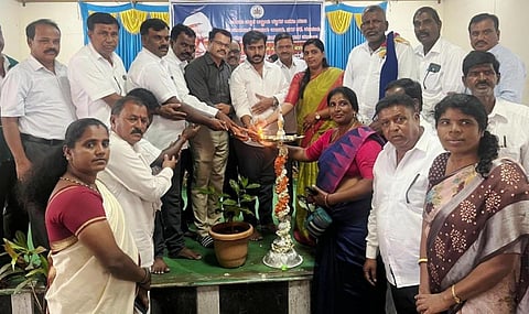 ಹುಣಸೂರು ನಗರದ ಅಂಬೇಡ್ಕರ್ ಭವನದಲ್ಲಿ ಆಯೋಜಿಸಿದ್ದ ಬಾಬೂಜಿ ಜಯಂತಿ ಸಮಾರಂಭವನ್ನು ಶಾಸಕ ಜಿ.ಡಿ.ಹರೀಶ್‌ಗೌಡ ಉದ್ಘಾಟಿಸಿದರು. ನಿಂಗರಾಜ ಮಲ್ಲಾಡಿ, ನೇರಳಕುಪ್ಪೆ ಮಹದೇವ್, ಶಿವಣ್ಣ, ಡಿ.ಕುಮಾರ್,ಅಣ್ಣಯ್ಯನಾಯ್ಕ, ಪುಟ್ಟರಾಜು ಇತರರಿದ್ದರು.