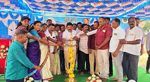ಹುಣಸೂರು ನಗರದ ಕಾಂಗ್ರೆಸ್ ಕಚೇರಿಯಲ್ಲಿ ಆಯೋಜಿಸಿದ್ದ ಬಾಬೂಜಿ ಜಯಂತಿ ಸಮಾರಂಭವನ್ನು ಎಚ್.ಪಿ.ಮಂಜುನಾಥ್ ಉದ್ಘಾಟಿಸಿದರು. ದೇವರಾಜ್, ಪರಶುರಾಮ್, ಚಿಕ್ಕಸ್ವಾಮಿ, ಸೌಮ್ಯಾ ಇತರರಿದ್ದರು.