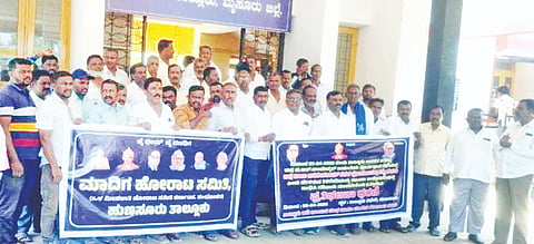 ಹುಣಸೂರು ನಗರದ ತಾಲೂಕು ಕಚೇರಿ ಆವರಣದಲ್ಲಿ ತಾಲೂಕು ಆದಿಜಾಂಬವ ಸಂಘ ಹಾಗೂ ಮಾದಿಗ ಹೋರಾಟ ಸಮಿತಿ ವತಿಯಿಂದ ಪ್ರತಿಭಟನೆ ನಡೆಸಲಾಯಿತು. ಡಿ.ಕುಮಾರ್, ಪರಶುರಾಮ್, ಬಿ.ಶಿವಣ್ಣ, ರಾಯನಹಳ್ಳಿ ಸ್ವಾಮಿ, ಸತೀಶ್ ಕುಮಾರ್ ಇತರರಿದ್ದಾರೆ.