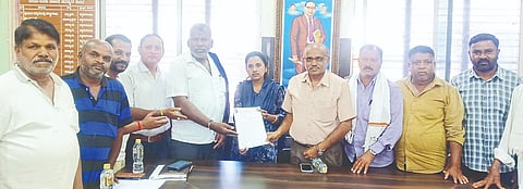 ಹುಣಸೂರು ತಾಲೂಕು ಕಟ್ಟೆಮಳಲವಾಡಿ ಗ್ರಾಮದಲ್ಲಿ ಏ.10ರಂದು ಆರಂಭಗೊಳ್ಳಲಿರುವ ಶ್ರೀ ಸಿಡಿಯಮ್ಮ ತಾಯಿ ಜಾತ್ರಾ ಮಹೋತ್ಸವಕ್ಕೆ ಮೂಲಸೌಕರ್ಯ ಕಲ್ಪಿಸಬೇಕೆಂದು ಜ್ರಾ ಸಮಿತಿ ವತಿಯಿಂದ ಗ್ರಾ.ಪಂ.ಆಡಳಿತಾಧಿಕಾರಿ ನಾಗರಾಜುಗೆ ಮನವಿ ಸಲ್ಲಿಸಲಾಯಿತು. ಪಿಡಿಒ ವಿಜಯಕುಮಾರಿ, ಕಾರ್ಯದರ್ಶಿ ಹೇಮಂತ್ ಕುಮಾರ್, ಪಿ.ಪುಟ್ಟರಾಜು, ಆಂಜನೇಯ, ದೇವೇಂದ್ರ ಕುಳುವಾಡಿ, ರಾಜು, ನಾಯಕ ಸಮಾಜದ ಮಹದೇವ, ವಿಠಲ್ ಶೆಟ್ಟಿ ಇದ್ದರು.