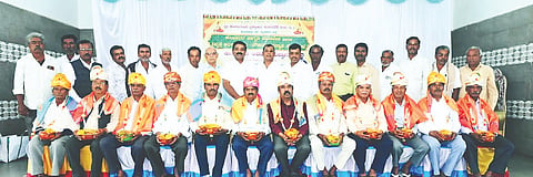 ಹುಣಸೂರು ನಗರದ ವಿಐಕೆ ಕಲ್ಯಾಣ ಮಂಟಪದಲ್ಲಿ ಆಯೋಜಿಸಿದ್ದ ಸಮಾರಂಭದಲ್ಲಿ ಕುಂಬಾರ ಸಮಾಜದ ನಿವೃತ್ತ ನೌಕರರನ್ನು ಸನ್ಮಾನಿಸಲಾಯಿತು. ಸಣ್ಣಶೆಟ್ಟಿ, ಟಿ.ಲೋಕೇಶ್, ಗೋಪಾಲಶೆಟ್ಟಿ, ಮಹದೇವಶೆಟ್ಟಿ, ಎಂ.ಎಸ್.ರಾಮಕೃಷ್ಣ ಇತರರಿದ್ದರು. 