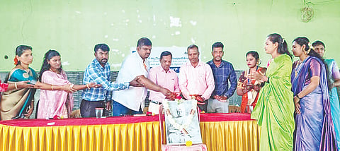 ಹುಣಸೂರು ನಗರದ ಗುರುಭವನದಲ್ಲಿ ಆಯೋಜಿಸಿದ್ದ ಕಾರ್ಯಕ್ರಮವನ್ನು ಕ್ಷೇತ್ರ ಶಿಕ್ಷಣಾಧಿಕಾರಿ ಕಾಳನಾಯಕ ಉದ್ಘಾಟಿಸಿದರು. ಮೈಮುಲ್ ಗೌತಮ್, ಪಿ.ಡಿ.ನಾಯಕ್, ಕೆ.ರಾಜ ಇತರರಿದ್ದರು.