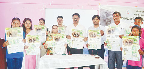 ಹುಣಸೂರು ನಗರದ ಸರ್ಕಾರಿ ಮಹಿಳಾ ಕಾಲೇಜಿನಲ್ಲಿ ಆಯೋಜಿಸಿದ್ದ ವಿಶ್ವ ಆನೆ ದಿನಾಚರಣೆ ಕಾರ್ಯಕ್ರಮದಲ್ಲಿ ಆನೆ ಕುರಿತಾದ ಕಿರುಪುಸ್ತಕವನ್ನು ಗಣ್ಯರು ಬಿಡುಗಡೆಗೊಳಿಸಿದರು. ಎಸಿಎಫ್ ಕಿರಣ್‌ಕುಮಾರ್, ಆರ್‌ಎಫ್‌ಒ ಸಂತೋಷ್ ಹೂಗಾರ್, ರಜಿಯಾ ಸುಲ್ತಾನ್ ಇತರರಿದ್ದಾರೆ. --