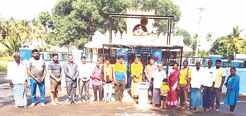 ಹುಣಸೂರು ತಾಲೂಕು ಕೊಮ್ಮೇಗೌಡನಕೊಪ್ಪಲು ಗ್ರಾಮದ ದೇವಾಲಯದ ಸ್ವಚ್ಛತಾ ಕಾರ್ಯದಲ್ಲಿ ಶ್ರೀ ಕ್ಷೇತ್ರ ಧರ್ಮಸ್ಥಳ ಗ್ರಾಮಾಭಿವೃದ್ಧಿ ಯೋಜನೆ ಸದಸ್ಯರು ಮತ್ತು ಗ್ರಾಮಸ್ಥರು ಪಾಲ್ಗೊಂಡಿದ್ದರು. ಶುಭದೇವಿ, ಮಹೇಶ್, ಪೂಜಾ ಇತರರು ಇದ್ದರು. 