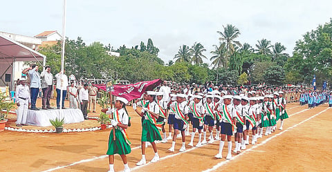 ಶಾಲಾ ಮಕ್ಕಳಿಂದ ಗಣ್ಯರು ಧ್ವಜವಂದನೆ ಸ್ವೀಕರಿಸಿದರು.