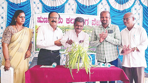 ಹುಣಸೂರು ನಗರದಲ್ಲಿ ಕಲಾರಂಗ ಸಂಸ್ಥೆ ವತಿಯಿಂದ ಆಯೋಜಿಸಿದ್ದ ಯುವಕವಿಗೋಷ್ಠಿ ಕಾರ್ಯಕ್ರಮವನ್ನು ರಂಗಾಯಣ ಮಾಜಿ ನಿರ್ದೇಶಕ ಜನಾರ್ಧನ್ ಜನ್ನಿ ಉದ್ಘಾಟಿಸಿದರು. ಕಲಾರಂಗದ ಸೌಮ್ಯ, ಪ್ರೊ.ಎಚ್.ಆರ್.ಸಿದ್ದೇಗೌಡ, ರೇಣುಕಪ್ರಸಾದ್,ಬೀರೇಶ್ ಇದ್ದಾರೆ.