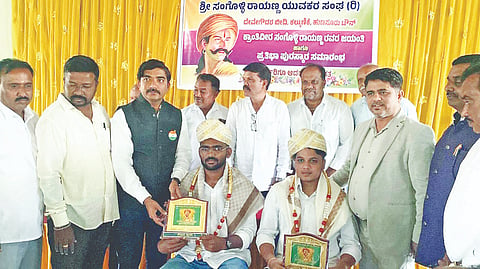 ಹುಣಸೂರು ನಗರದ ಕಲ್ಕುಣಿಕೆಯಲ್ಲಿ ಆಯೋಜಿಸಿದ್ದ ಜಯಂತಿ ಸಮಾರಂಭದಲ್ಲಿ ಮಾಜದ ಸಾಧಕರನ್ನು ಸನ್ಮಾನಿಸಲಾಯಿತು. ಡಾ.ಲೋಹಿತ್, ಗಣೇಶ್‌ಕುಮಾರಸ್ವಾಮಿ, ಗಣಪತಿ, ಶಿವಾನಂದ ಇತರರಿದ್ದರು.