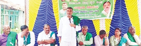 ಹುಣಸೂರು ತಾಲೂಕು ರಂಗಯ್ಯನಕೊಪ್ಪಲು ಗ್ರಾಮದಲ್ಲಿ ಆಯೋಜಿಸಿದ್ದ ಸಭೆಯಲ್ಲಿ ರೈತಸಂಘದ ರಾಜ್ಯಾಧ್ಯಕ್ಷ ಬಡಲಾಪುರ ನಾಗೇಂದ್ರ ಮಾತನಾಡಿದರು. ಹೊಸೂರು ಕುಮಾರ್, ಕುಮಾರ್, ಅಗ್ರಹಾರ ರಾಮೇಗೌಡ, ಮಹದೇವ ಇತರರಿದ್ದರು. 