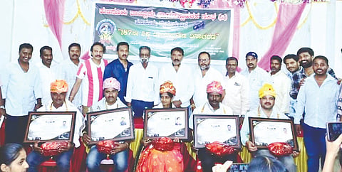 ಹುಣಸೂರು ನಗರದಲ್ಲಿ ಆಯೋಜಿಸಿದ್ದ ಕಾರ್ಯಕ್ರಮದಲ್ಲಿ ಹಿರಿಯ ಛಾಯಾಗ್ರಾಹಕರನ್ನು ಸನ್ಮಾನಿಸಲಾಯಿತು. ಎಚ್.ಪಿ.ಅಮರನಾಥ್, ಕೆ.ರಾಮಸ್ವಾಮಿ, ಕ್ಸೇವಿಯರ್, ಗಜೇಂದ್ರ ಇತರರಿದ್ದರು.