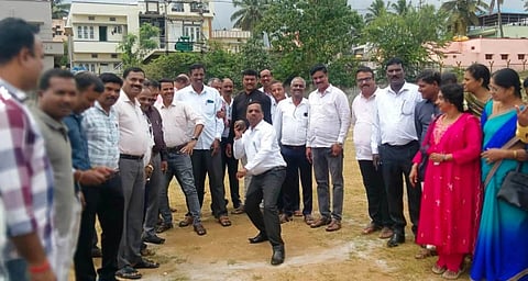 ಹುಣಸೂರಿನ ತಾಲೂಕು ಕ್ರೀಡಾಂಗಣದಲ್ಲಿ ಆಯೋಜಿಸಿದ್ದ ಶಿಕ್ಷಕರ ಕ್ರೀಡಾಕೂಟವನ್ನು ಬಿಇಒ ಕಾಳನಾಯ್ಕ ಗುಂಡು ಎಸೆಯುವ ಮೂಲಕ ಚಾಲನೆ ನೀಡಿದರು. ಶಿಕ್ಷಕರ ಗಾಗೂ ನೌಕರರ ಸಂಘದ ಪದಾಧಿಕಾರಿಗಳು ಇದ್ದರು. 